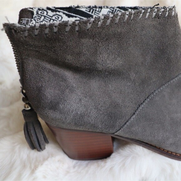 Last Price! TOMS Women Sz 8 Ankle Boot Suede Grey Wedge Booties Tassels Western - Picture 7 of 9